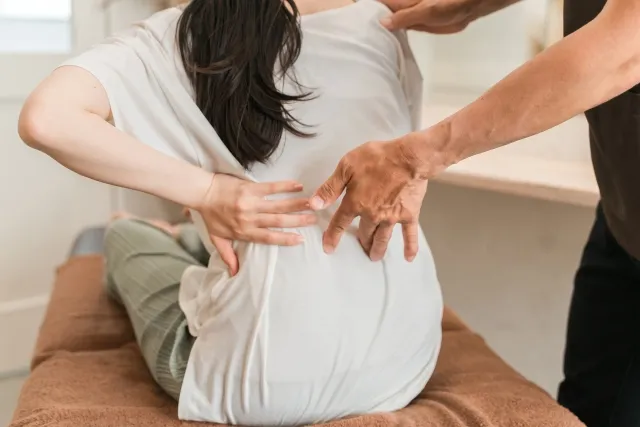 整体で解消する背中の痛み